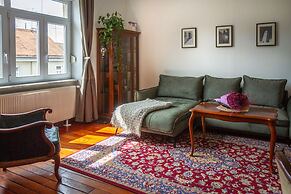 Chic Antique Dana Zagreb center view