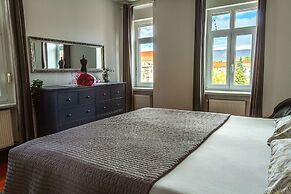 Chic Antique Dana Zagreb center view