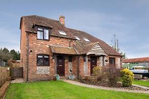 Cosy Cottage in Beautiful South Downs Walk 2 Pub