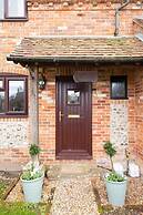 Cosy Cottage in Beautiful South Downs Walk 2 Pub