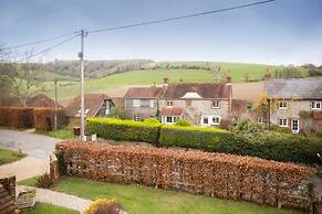 Cosy Cottage in Beautiful South Downs Walk 2 Pub
