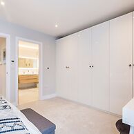 Stylish new Home With Parking - King Beds Garden