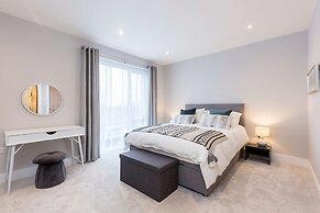 Stylish new Home With Parking - King Beds Garden
