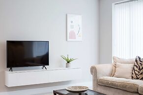 Stylish new Home With Parking - King Beds Garden