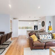 Stylish new Home With Parking - King Beds Garden