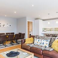 Stylish new Home With Parking - King Beds Garden