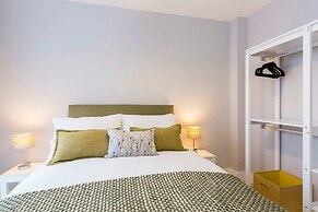 Stylish new Home With Parking - King Beds Garden