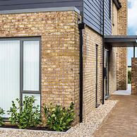 Stylish new Home With Parking - King Beds Garden