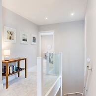 Stylish new Home With Parking - King Beds Garden