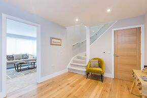 Stylish new Home With Parking - King Beds Garden