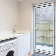 Stylish new Home With Parking - King Beds Garden