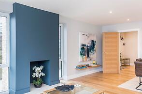 Stylish new Home With Parking - King Beds Garden