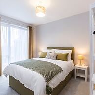 Stylish new Home With Parking - King Beds Garden