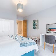 Stylish new Home With Parking - King Beds Garden