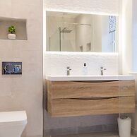 Stylish new Home With Parking - King Beds Garden