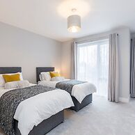 Stylish new Home With Parking - King Beds Garden