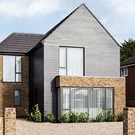 Stylish new Home With Parking - King Beds Garden