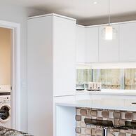 Stylish new Home With Parking - King Beds Garden