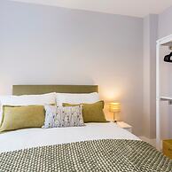 Stylish new Home With Parking - King Beds Garden