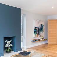 Stylish new Home With Parking - King Beds Garden