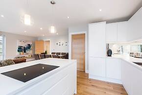 Stylish new Home With Parking - King Beds Garden