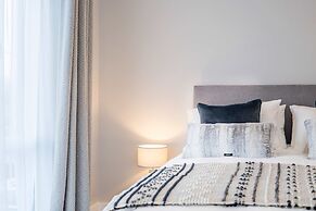 Stylish new Home With Parking - King Beds Garden