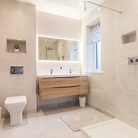 Stylish new Home With Parking - King Beds Garden