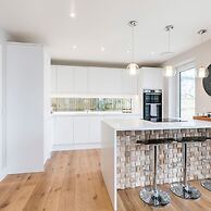 Stylish new Home With Parking - King Beds Garden