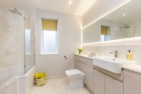 Stylish new Home With Parking - King Beds Garden