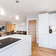 Stylish new Home With Parking - King Beds Garden