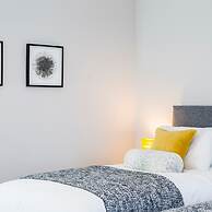 Stylish new Home With Parking - King Beds Garden