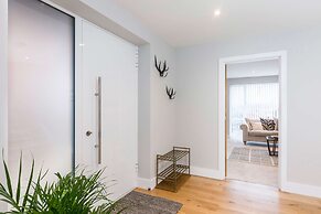 Stylish new Home With Parking - King Beds Garden