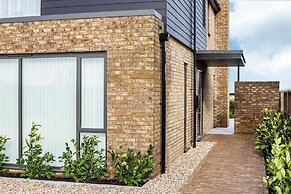 Stylish new Home With Parking - King Beds Garden