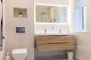 Stylish new Home With Parking - King Beds Garden