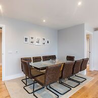 Stylish new Home With Parking - King Beds Garden