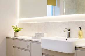 Stylish new Home With Parking - King Beds Garden