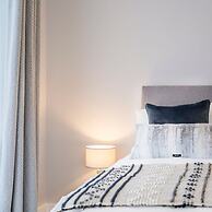 Stylish new Home With Parking - King Beds Garden