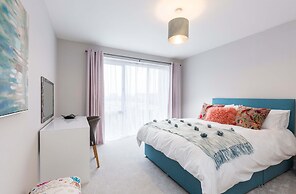Stylish new Home With Parking - King Beds Garden