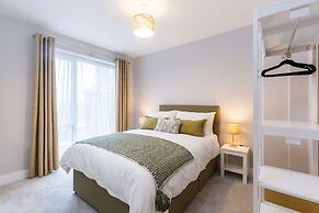 Stylish new Home With Parking - King Beds Garden