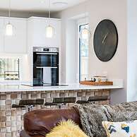 Stylish new Home With Parking - King Beds Garden