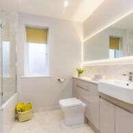 Stylish new Home With Parking - King Beds Garden