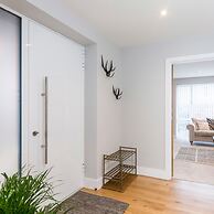 Stylish new Home With Parking - King Beds Garden