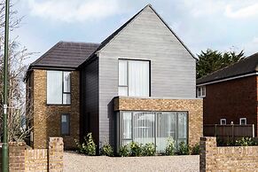 Stylish new Home With Parking - King Beds Garden
