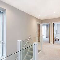 Stylish new Home With Parking - King Beds Garden