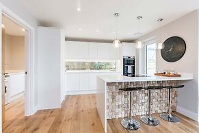 Stylish new Home With Parking - King Beds Garden