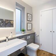 Stylish new Home With Parking - King Beds Garden