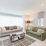 Stylish new Home With Parking - King Beds Garden