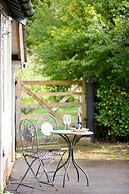 Charming Cottage for 10 in Heart of South Downs
