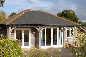 Charming Cottage for 10 in Heart of South Downs