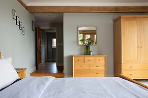 Charming Cottage for 10 in Heart of South Downs